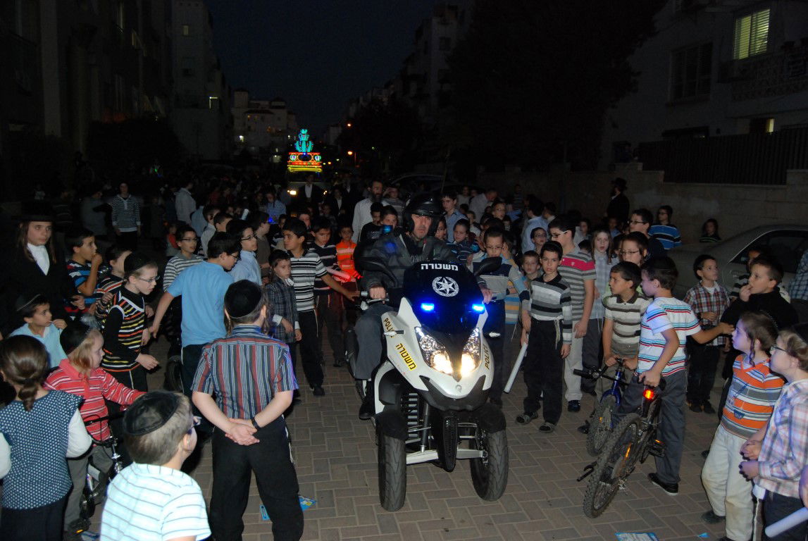 צפו: הכנסת ספר תורה וחנוכת בית מדרש במישקולץ