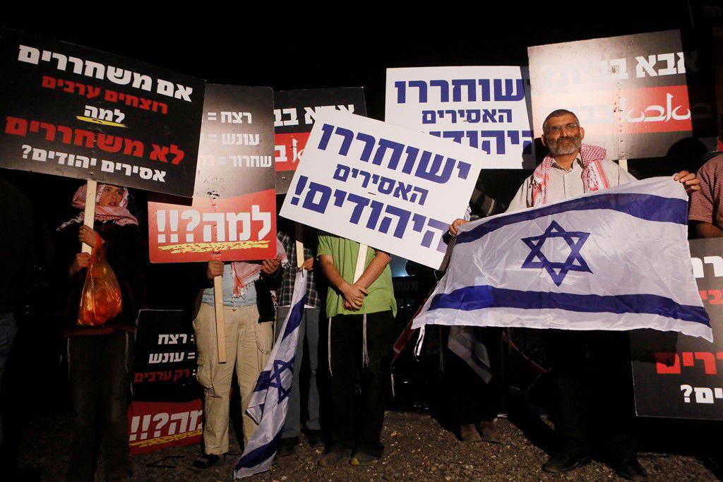 מאות מפגינים ו-26 מחבלים משוחררים • גלריה