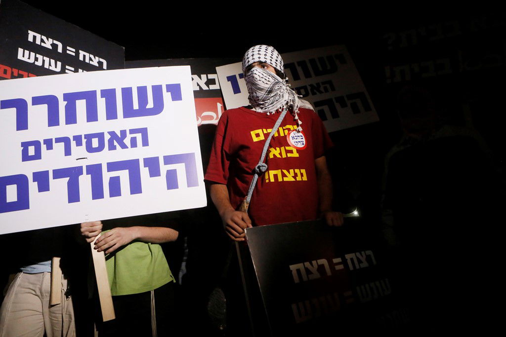 מאות מפגינים ו-26 מחבלים משוחררים • גלריה