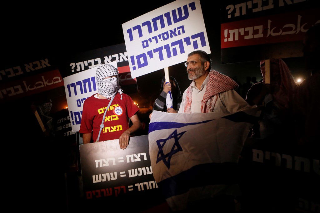 מאות מפגינים ו-26 מחבלים משוחררים • גלריה