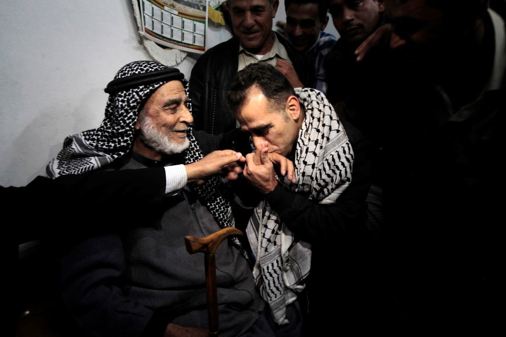 מאות מפגינים ו-26 מחבלים משוחררים • גלריה