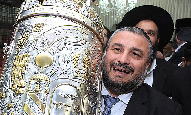 בית שמש: משה אבוטבול הכניס ספר תורה • גלריה