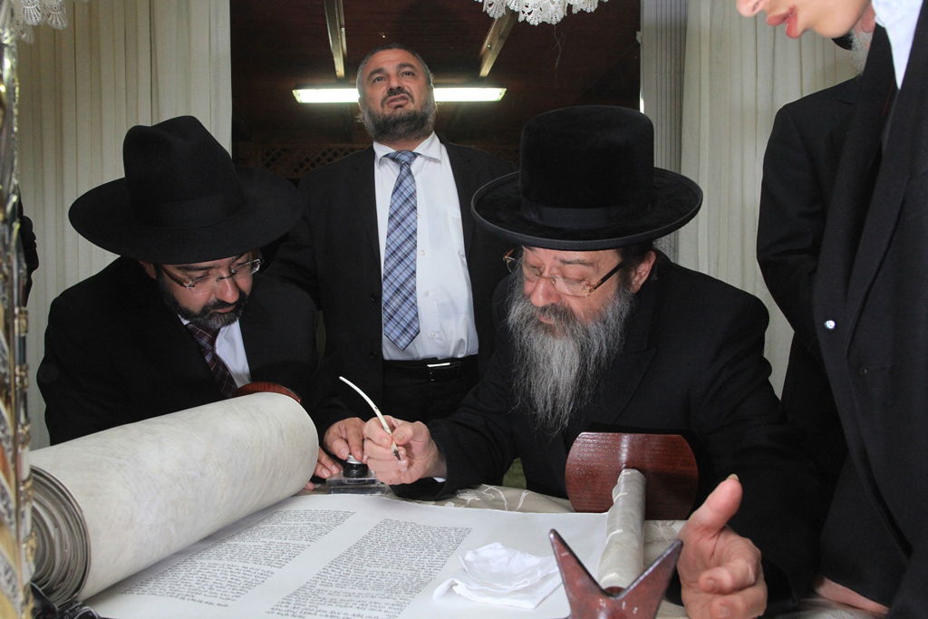 בית שמש: משה אבוטבול הכניס ספר תורה • גלריה