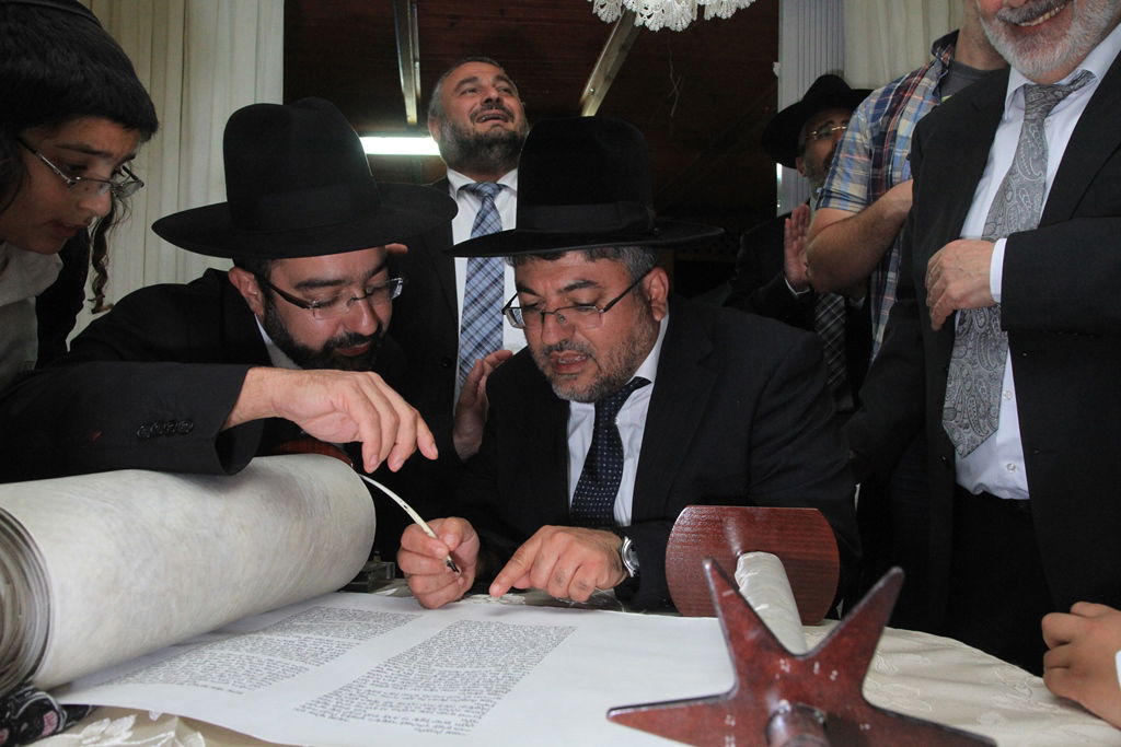 בית שמש: משה אבוטבול הכניס ספר תורה • גלריה