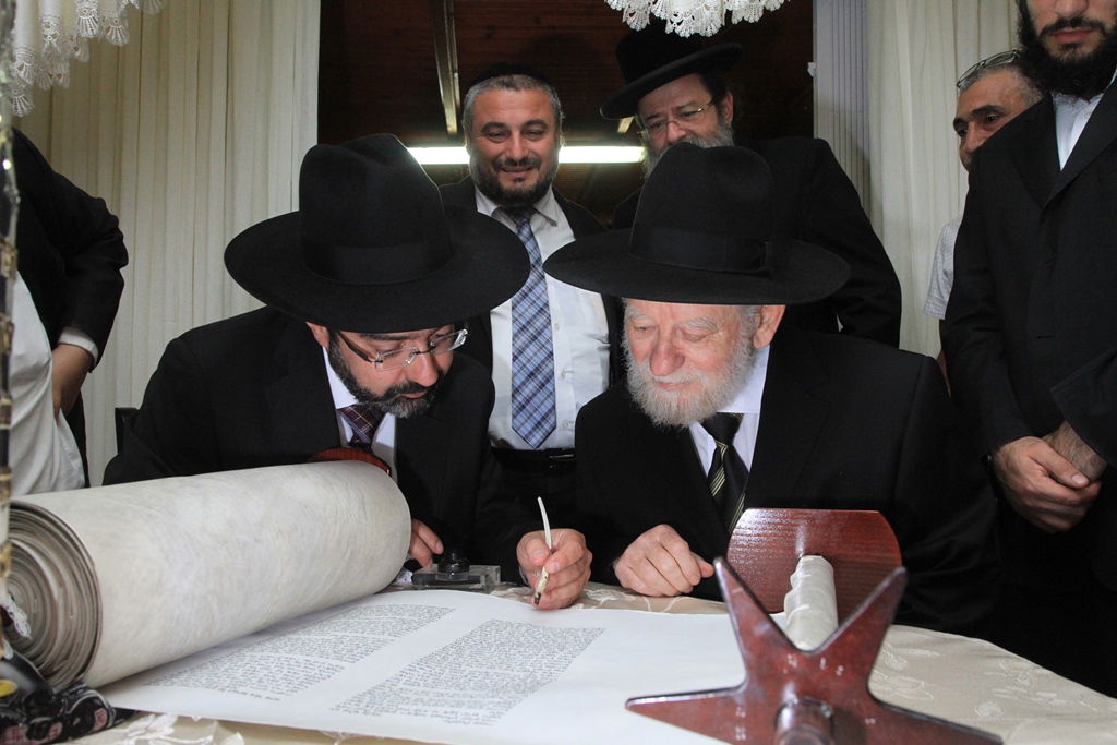 בית שמש: משה אבוטבול הכניס ספר תורה • גלריה