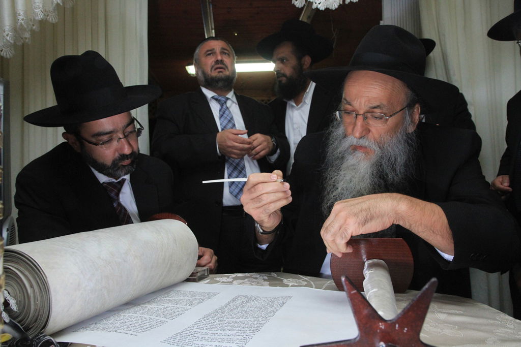 בית שמש: משה אבוטבול הכניס ספר תורה • גלריה