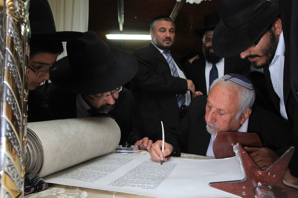 בית שמש: משה אבוטבול הכניס ספר תורה • גלריה