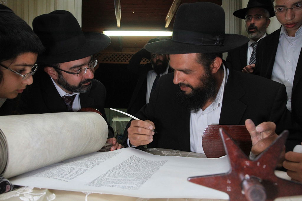 בית שמש: משה אבוטבול הכניס ספר תורה • גלריה