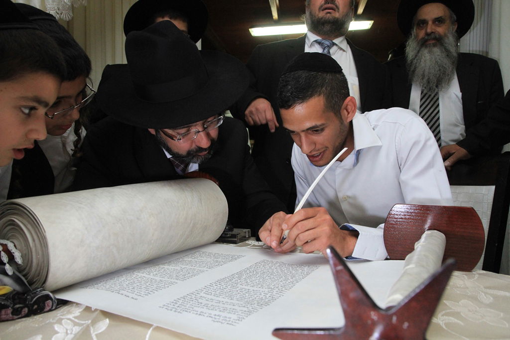 בית שמש: משה אבוטבול הכניס ספר תורה • גלריה