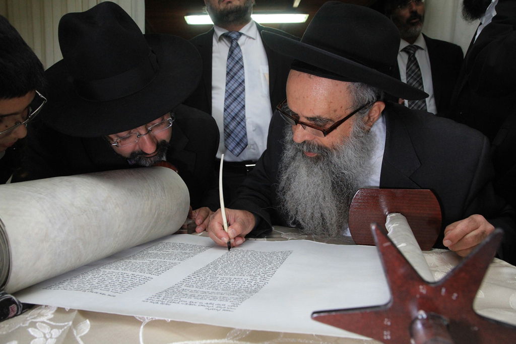 בית שמש: משה אבוטבול הכניס ספר תורה • גלריה