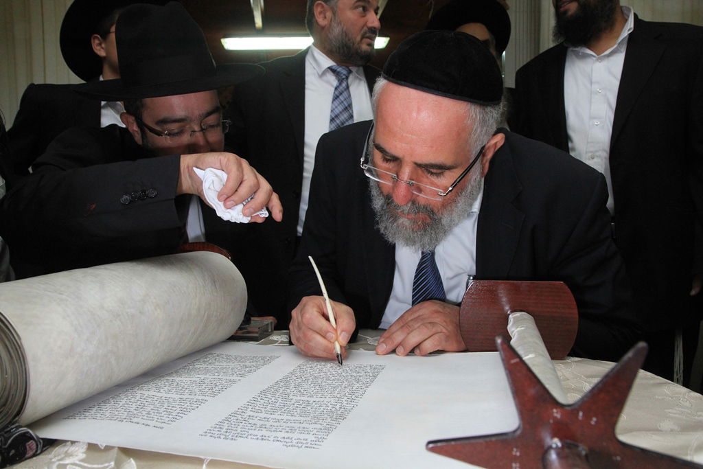 בית שמש: משה אבוטבול הכניס ספר תורה • גלריה