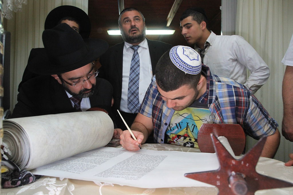 בית שמש: משה אבוטבול הכניס ספר תורה • גלריה