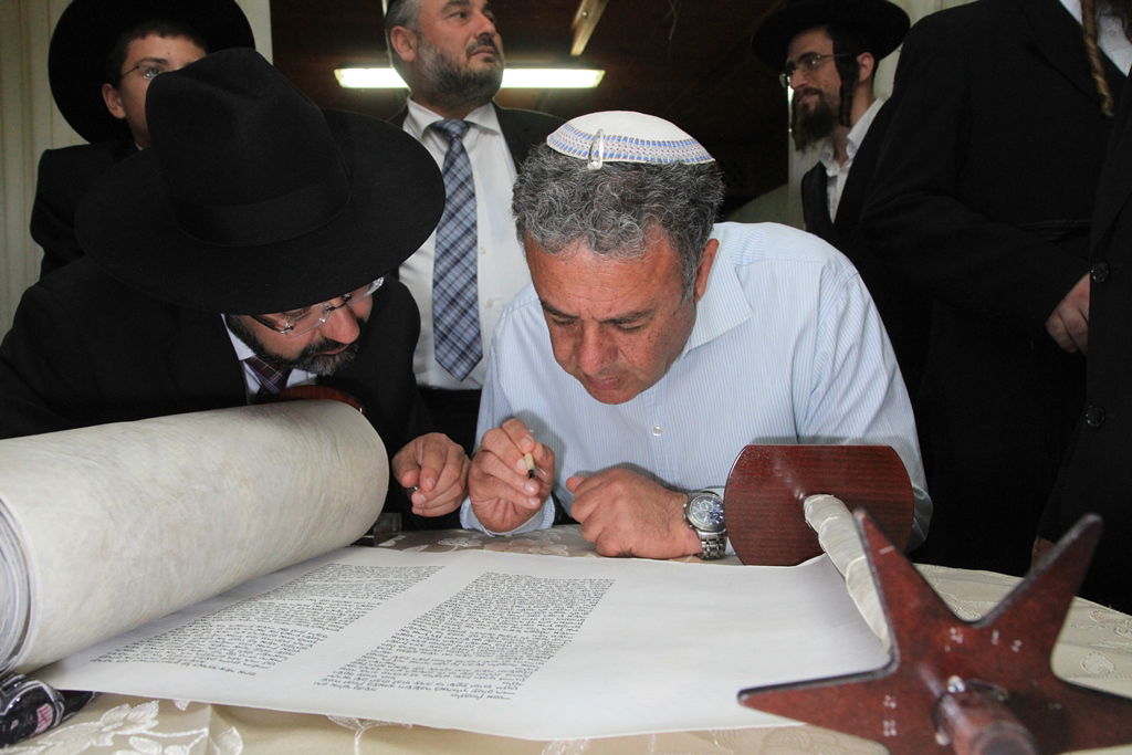 בית שמש: משה אבוטבול הכניס ספר תורה • גלריה