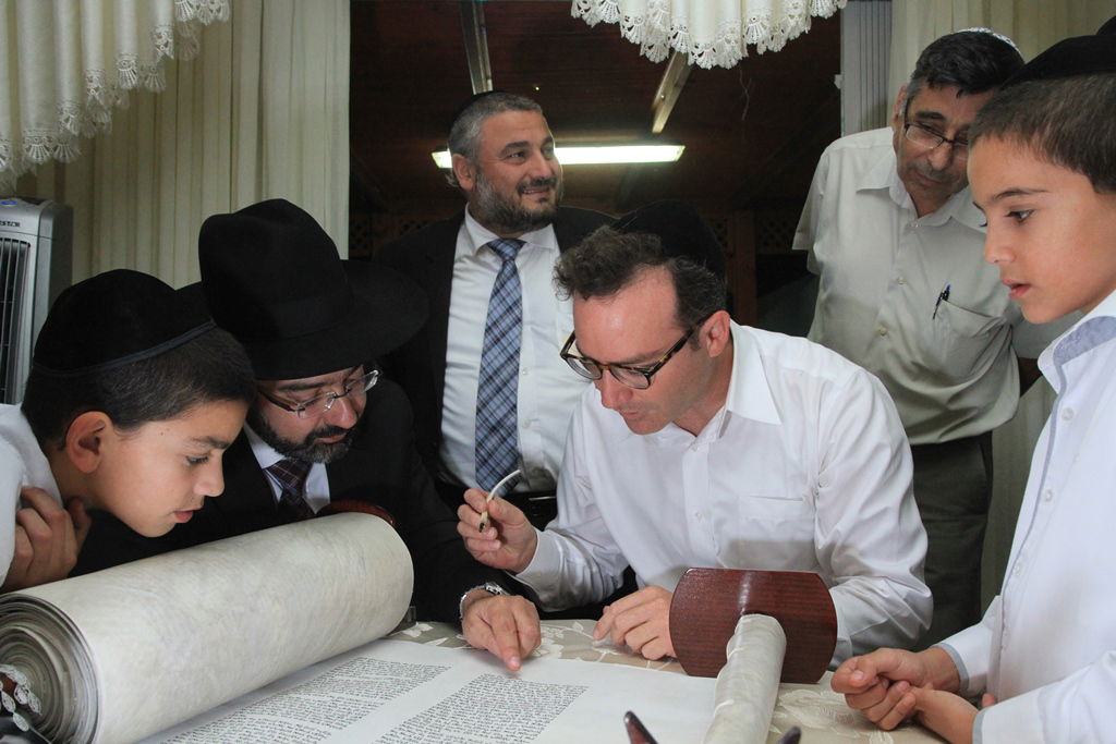 בית שמש: משה אבוטבול הכניס ספר תורה • גלריה