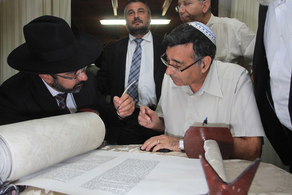 בית שמש: משה אבוטבול הכניס ספר תורה • גלריה