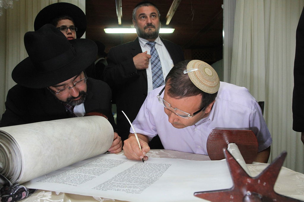 בית שמש: משה אבוטבול הכניס ספר תורה • גלריה