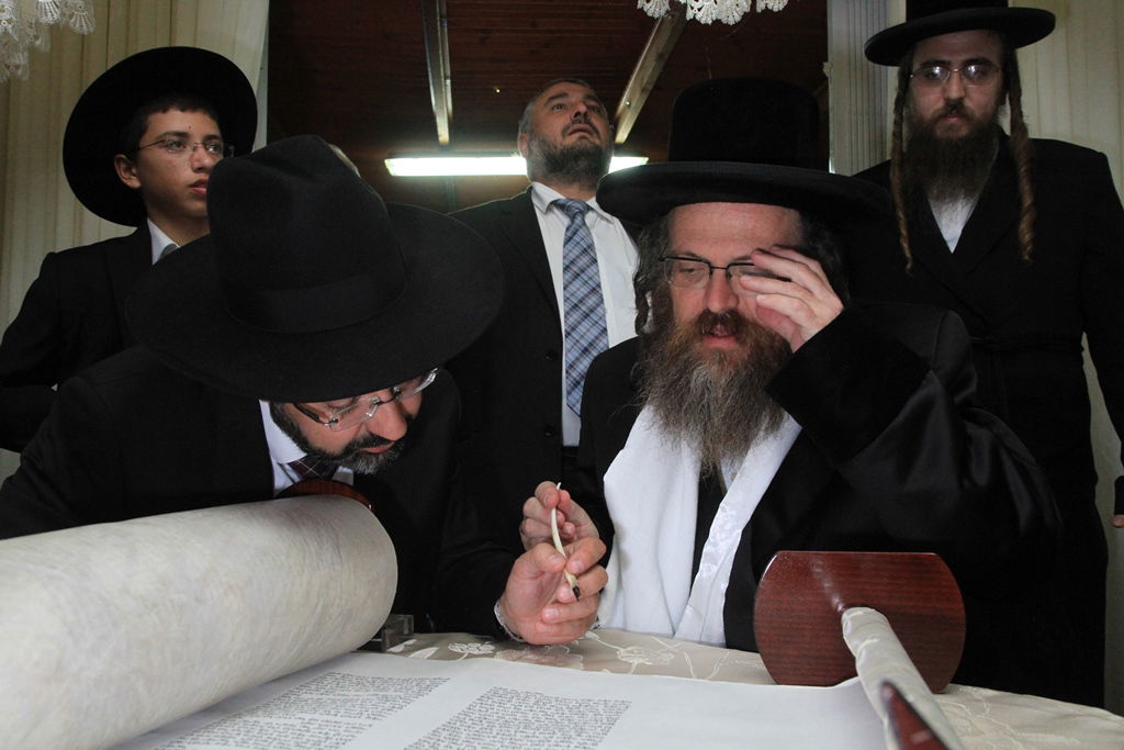 בית שמש: משה אבוטבול הכניס ספר תורה • גלריה