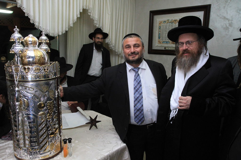 בית שמש: משה אבוטבול הכניס ספר תורה • גלריה