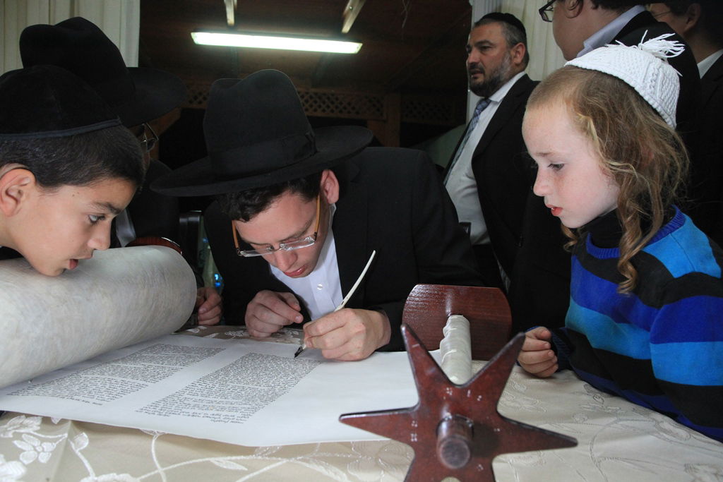 בית שמש: משה אבוטבול הכניס ספר תורה • גלריה