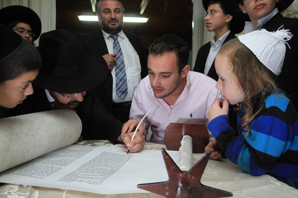 בית שמש: משה אבוטבול הכניס ספר תורה • גלריה