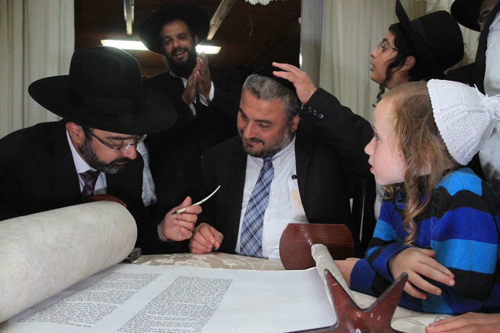 בית שמש: משה אבוטבול הכניס ספר תורה • גלריה