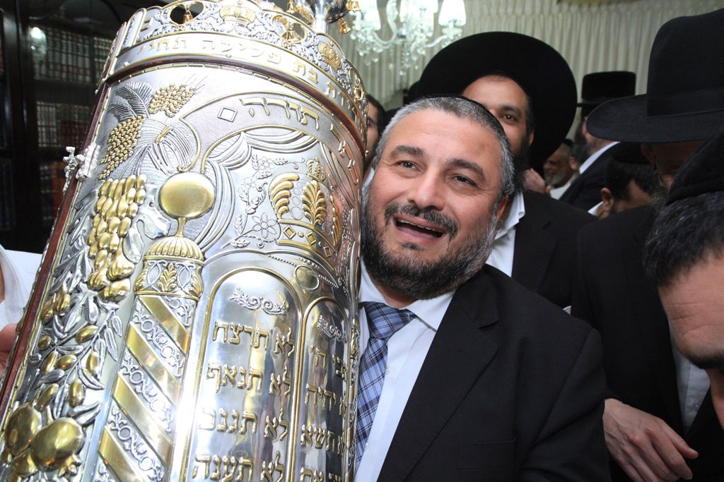 בית שמש: משה אבוטבול הכניס ספר תורה • גלריה