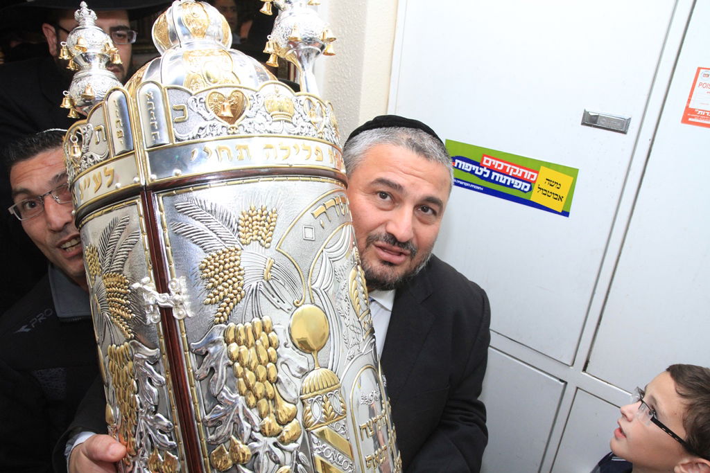 בית שמש: משה אבוטבול הכניס ספר תורה • גלריה