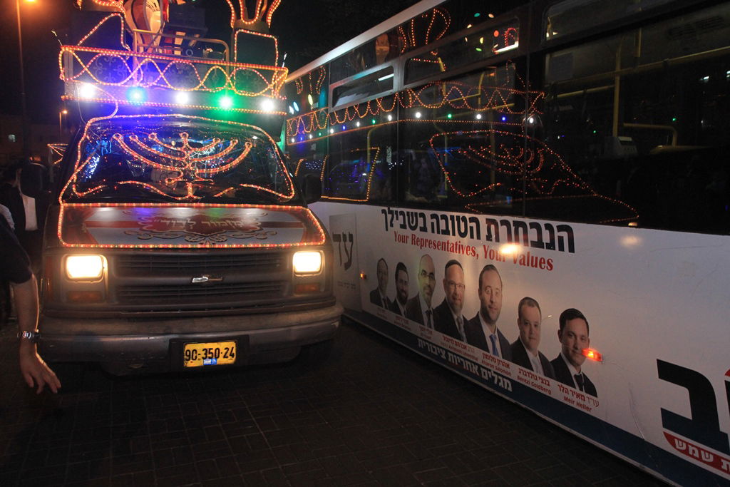 בית שמש: משה אבוטבול הכניס ספר תורה • גלריה