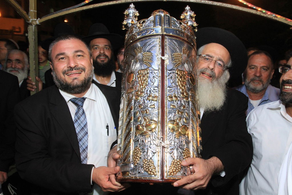 בית שמש: משה אבוטבול הכניס ספר תורה • גלריה