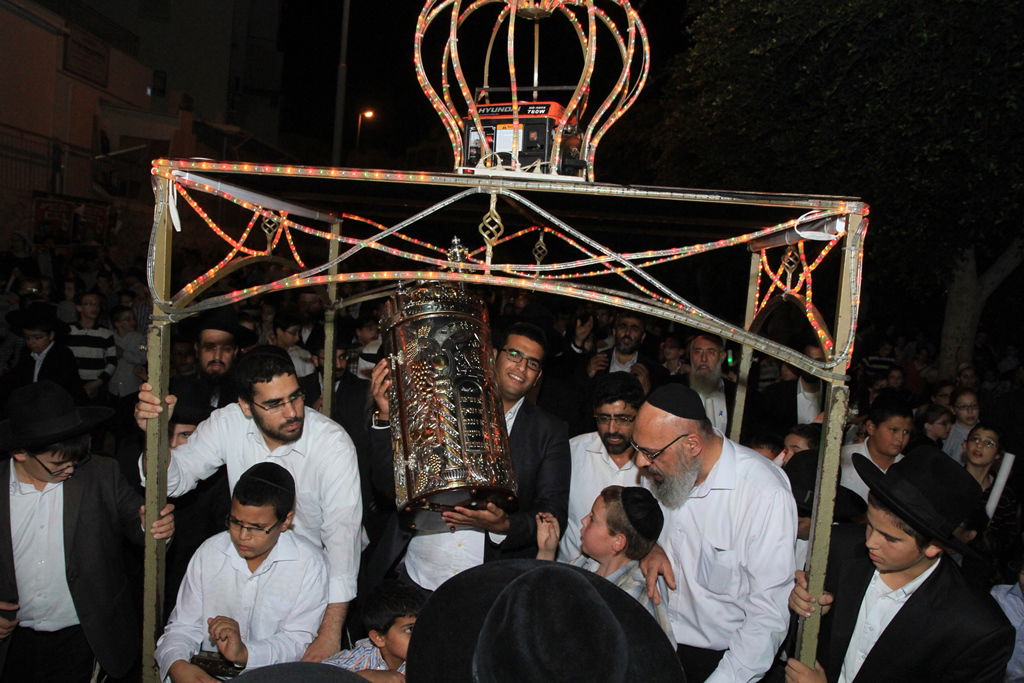 בית שמש: משה אבוטבול הכניס ספר תורה • גלריה