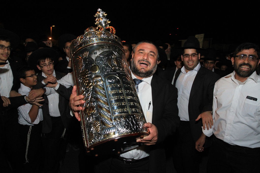 בית שמש: משה אבוטבול הכניס ספר תורה • גלריה