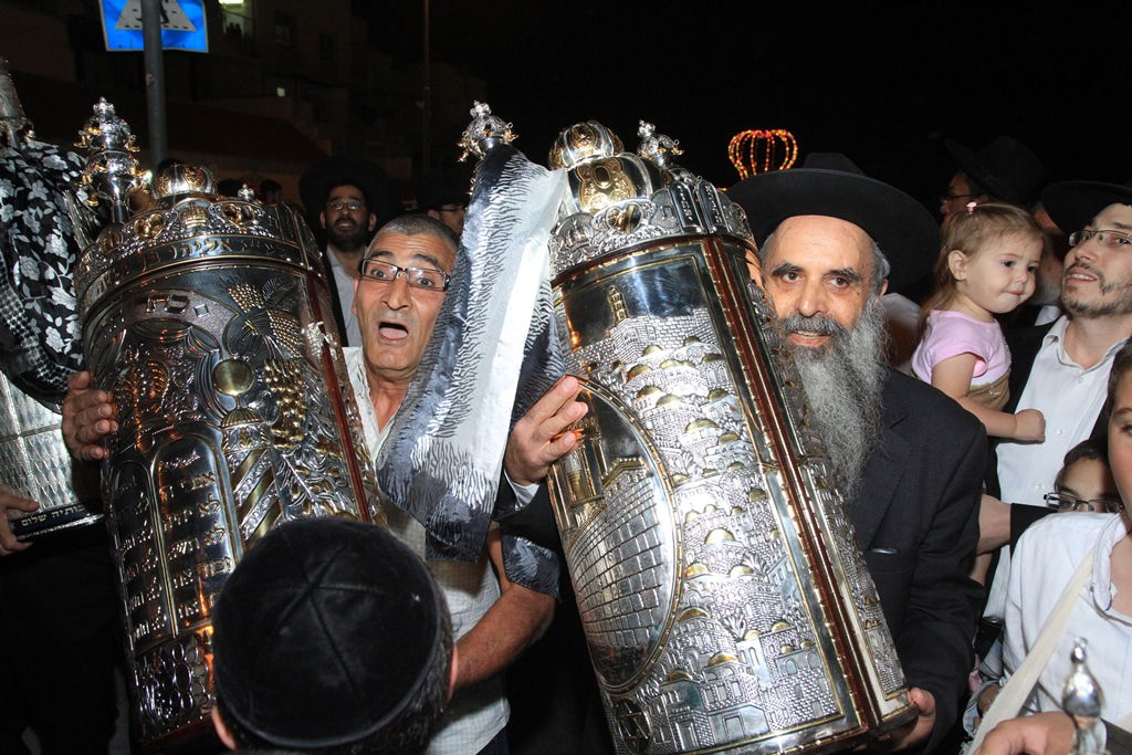 בית שמש: משה אבוטבול הכניס ספר תורה • גלריה