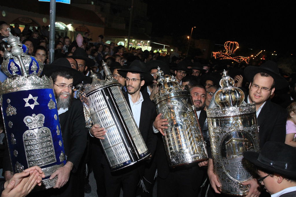 בית שמש: משה אבוטבול הכניס ספר תורה • גלריה