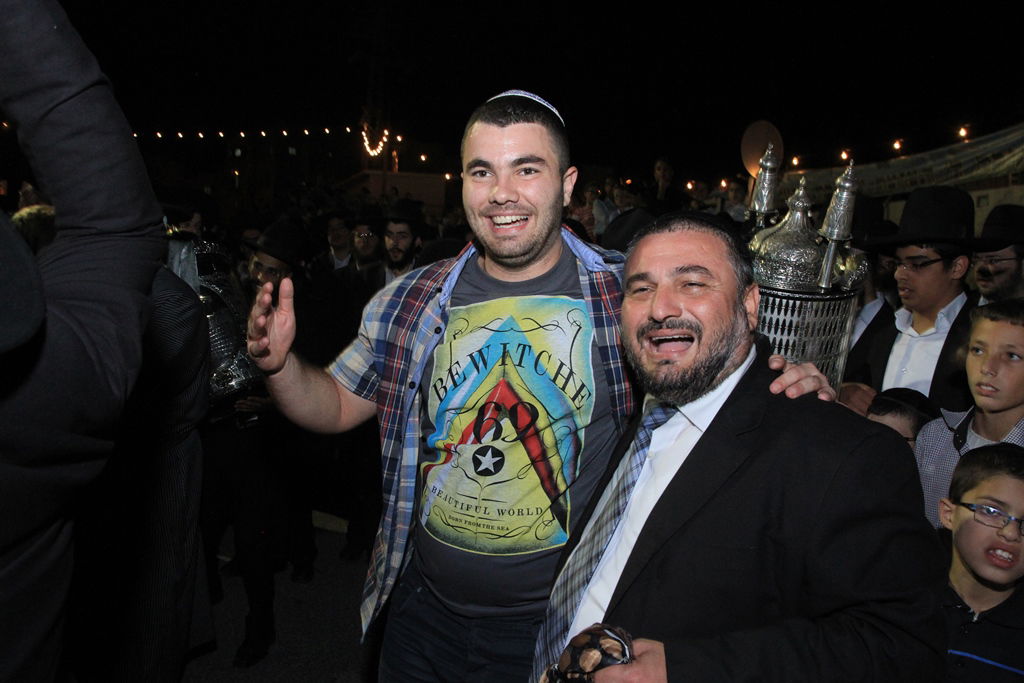 בית שמש: משה אבוטבול הכניס ספר תורה • גלריה