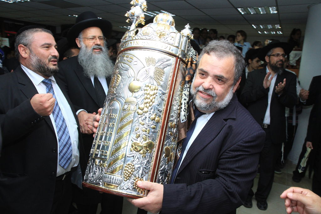 בית שמש: משה אבוטבול הכניס ספר תורה • גלריה