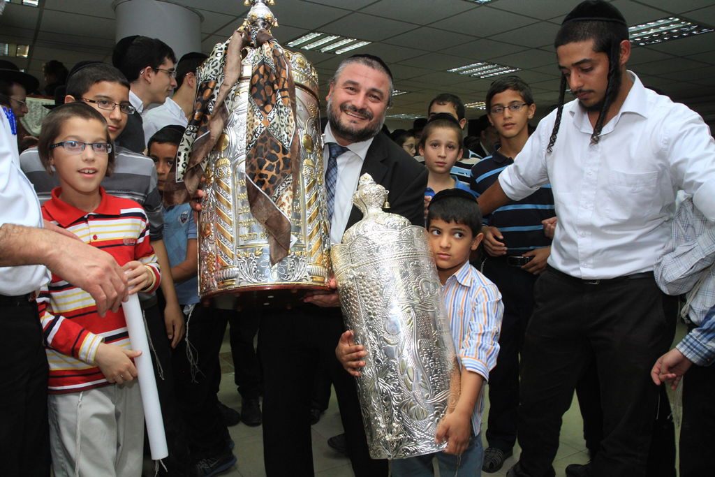 בית שמש: משה אבוטבול הכניס ספר תורה • גלריה