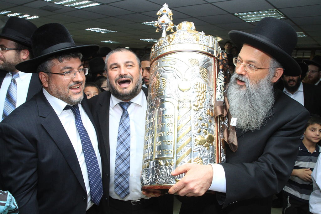 בית שמש: משה אבוטבול הכניס ספר תורה • גלריה