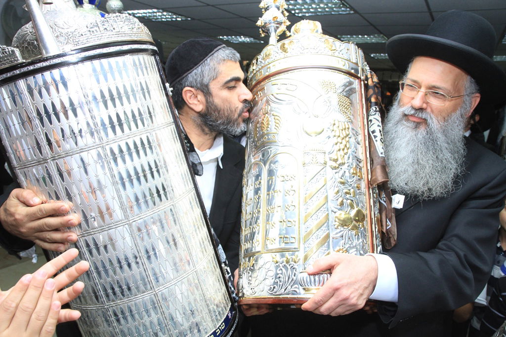 בית שמש: משה אבוטבול הכניס ספר תורה • גלריה