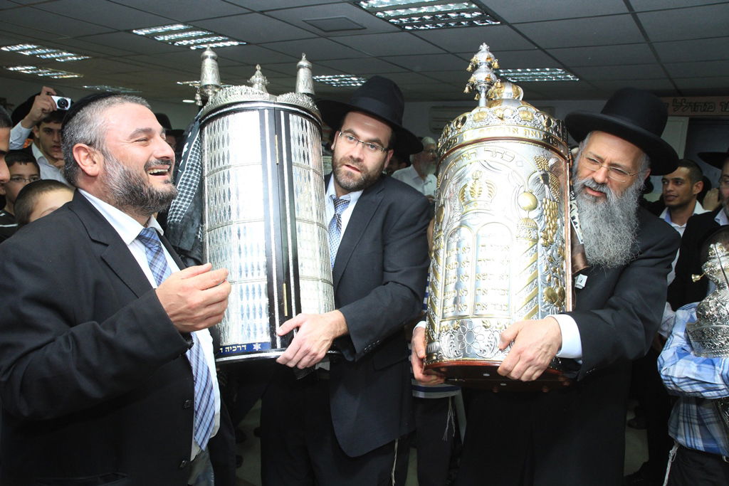 בית שמש: משה אבוטבול הכניס ספר תורה • גלריה