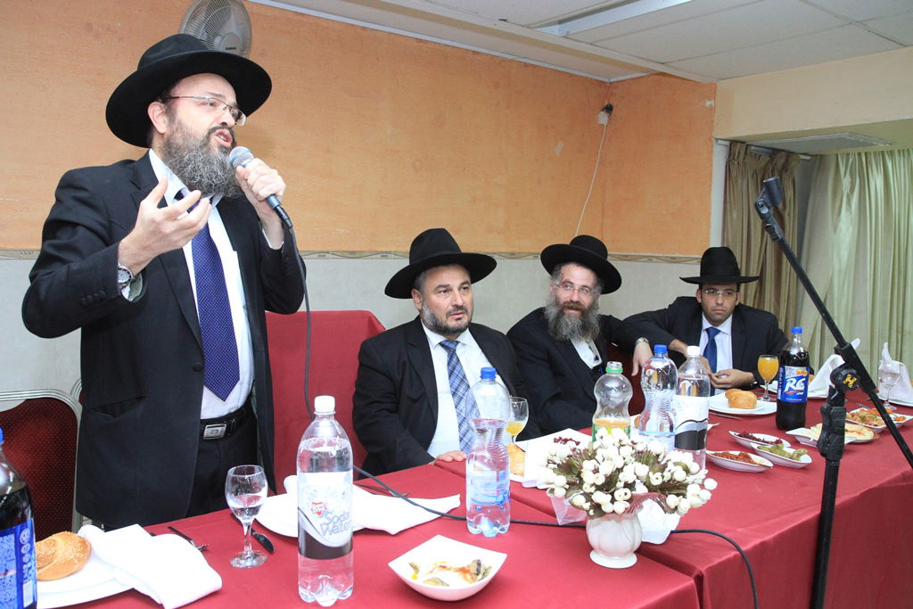 בית שמש: משה אבוטבול הכניס ספר תורה • גלריה