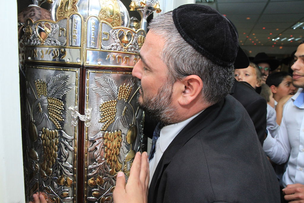 בית שמש: משה אבוטבול הכניס ספר תורה • גלריה