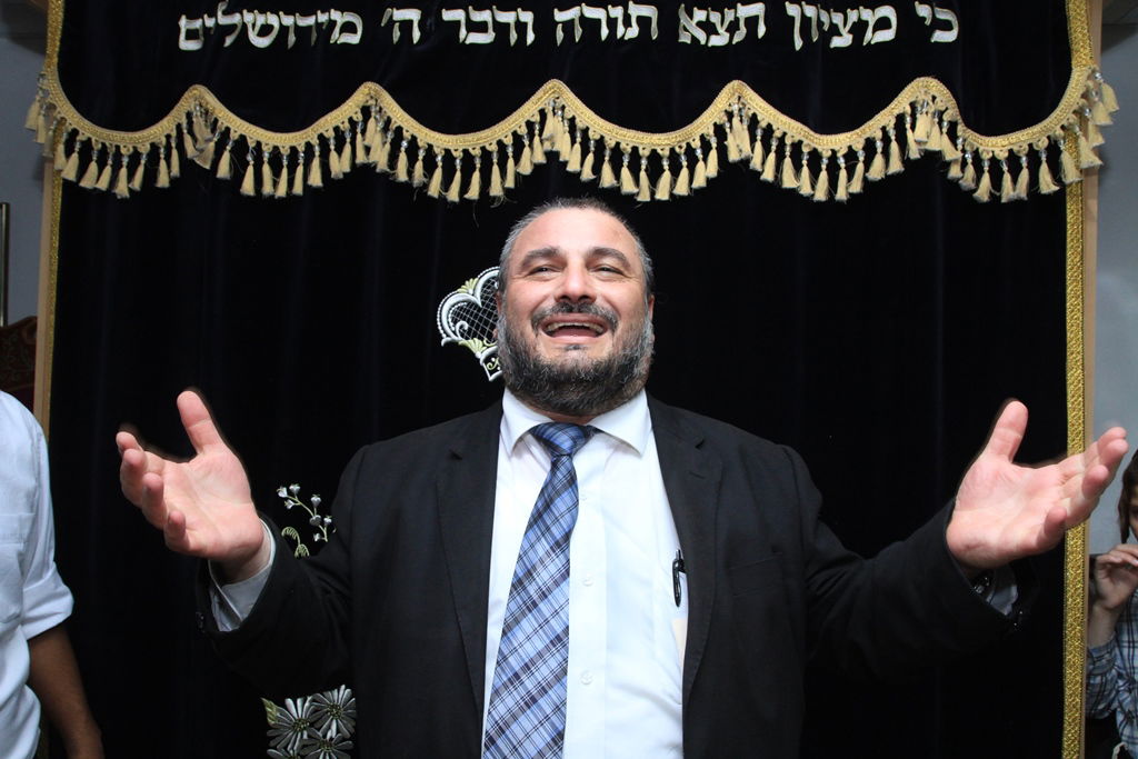 בית שמש: משה אבוטבול הכניס ספר תורה • גלריה