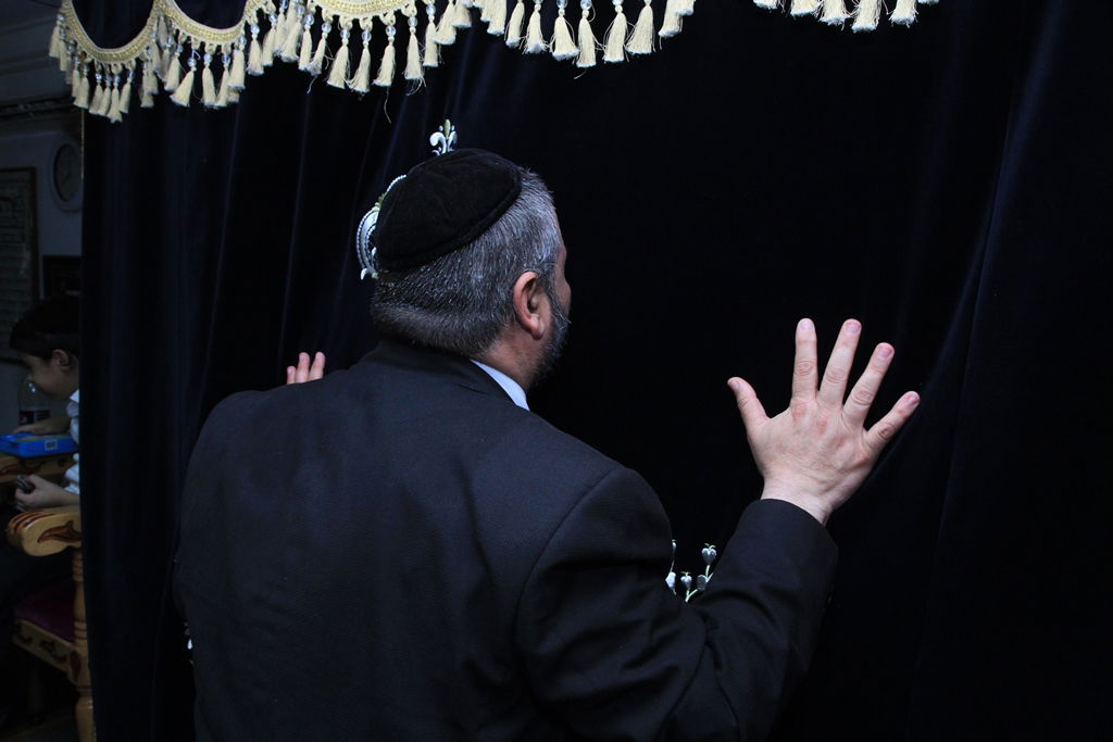 בית שמש: משה אבוטבול הכניס ספר תורה • גלריה