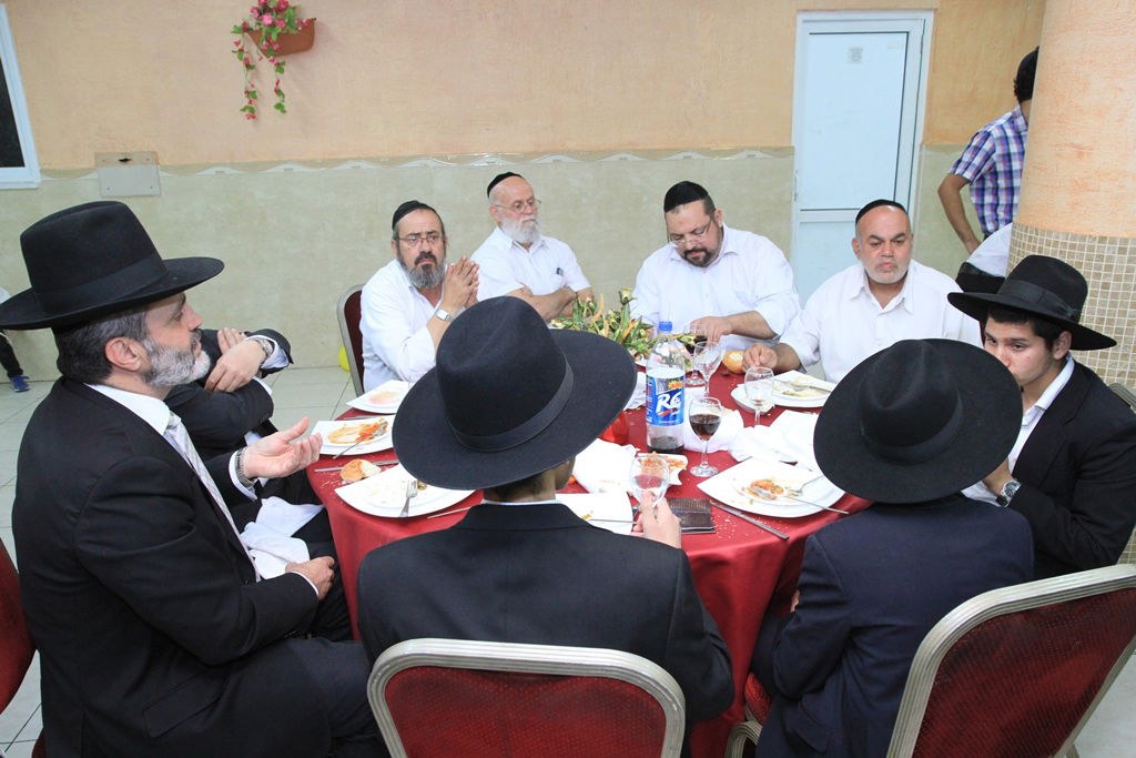 בית שמש: משה אבוטבול הכניס ספר תורה • גלריה