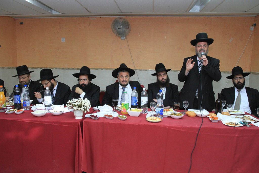 בית שמש: משה אבוטבול הכניס ספר תורה • גלריה