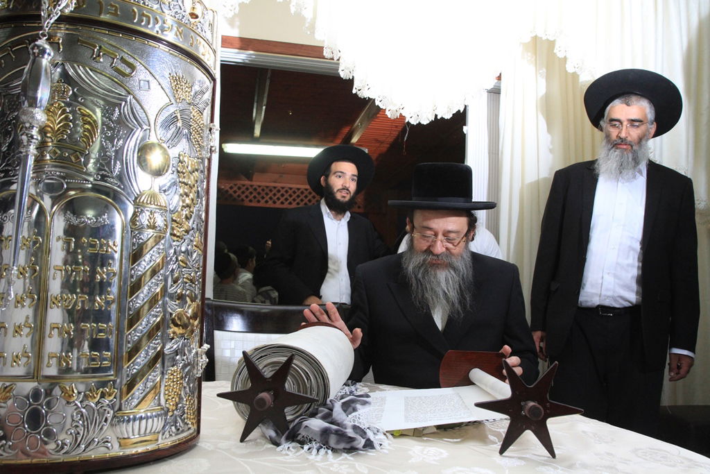 בית שמש: משה אבוטבול הכניס ספר תורה • גלריה