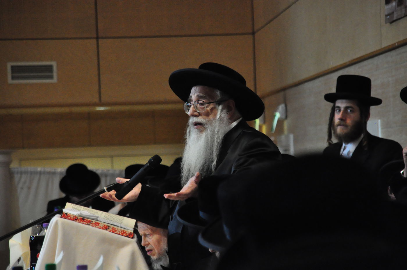 גלריה: ביקור הבזק של האדמו"ר מצאנז במנצ'סטר