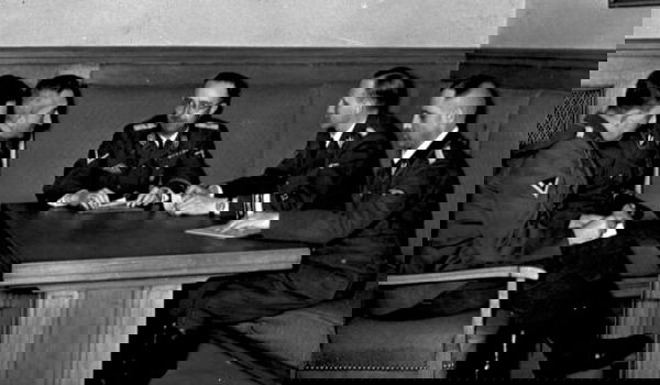 היינריך מילר (הימני) בישיבה עם היינריך הימלר