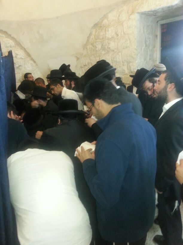 2,500 איש התפללו בקבר יוסף • תיעוד