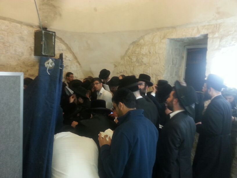 2,500 איש התפללו בקבר יוסף • תיעוד